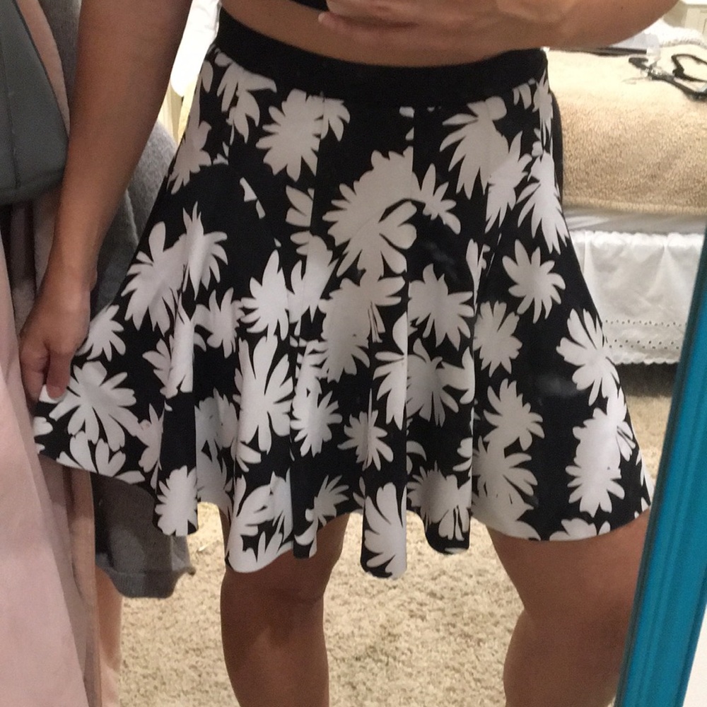 Flowy floral skirt LIKE NEW